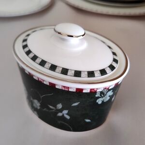 Wedgewood Manhattan Sugar Bowl & Lid